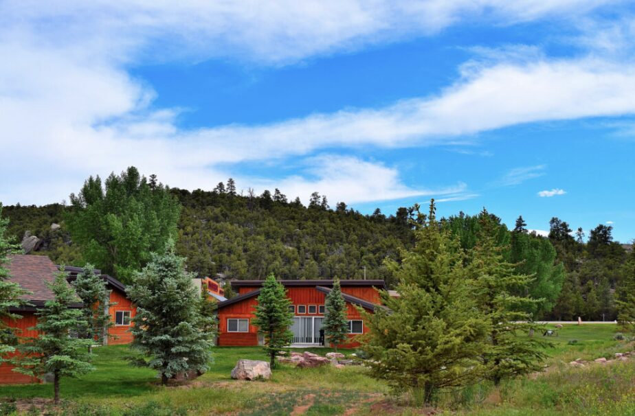 Hotels Near the Gorge for Large Groups and How Dutch John Resort's 8-14 Person Cabins Solve the Family Reunion Problem